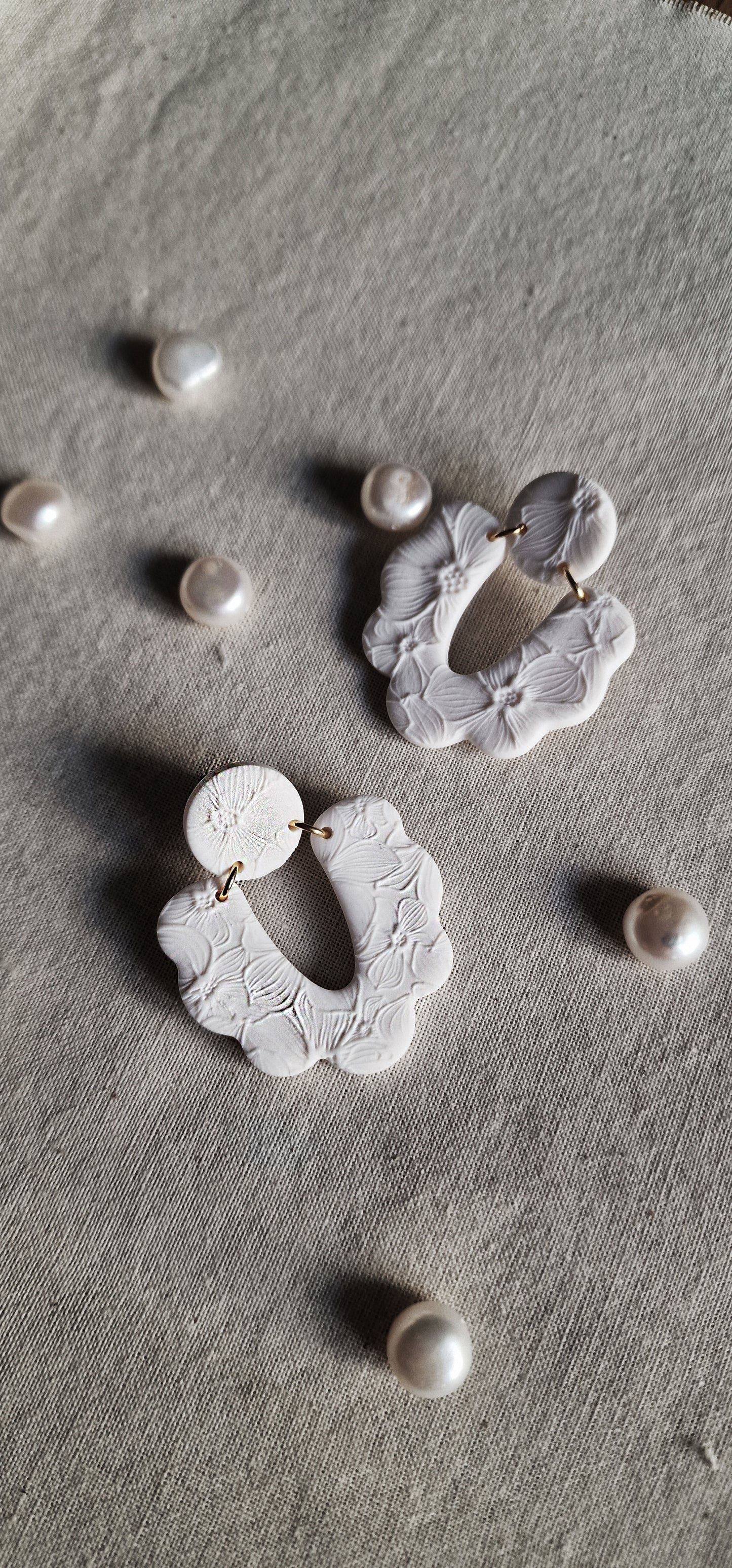 Florales Design der Brautohrringe Penita – aus leichtem Polymer Clay, handgemacht in Düsseldorf