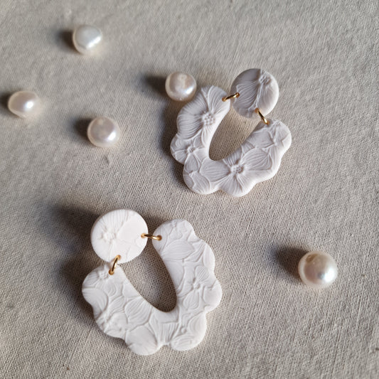 Federleichte Statement Ohrringe – getragen zu weißem Kleid