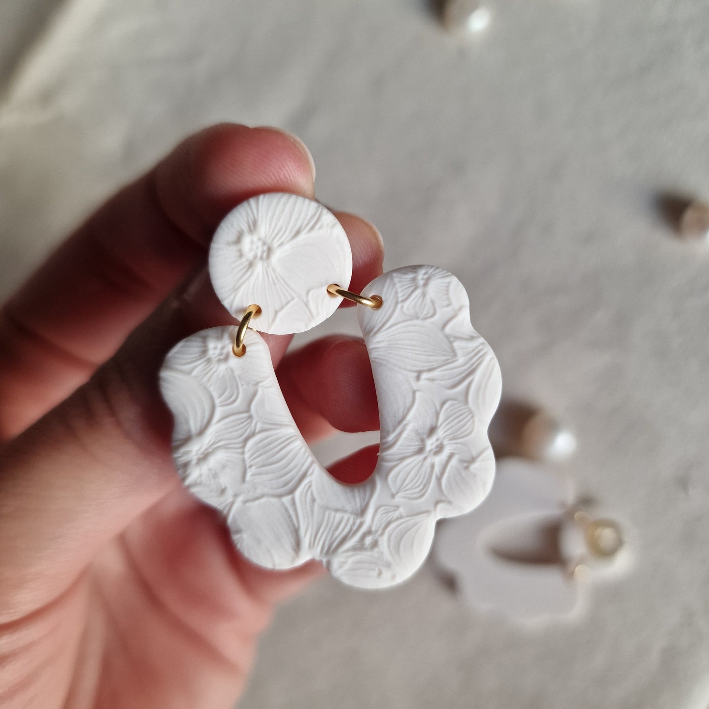 Braut Ohrringe Penita – handgefertigte, florale Ohrringe aus leichtem Polymer Clay für die Hochzeit