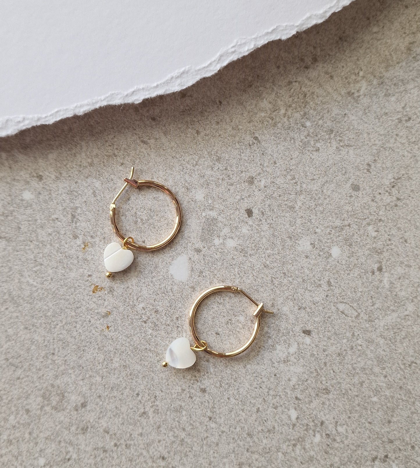 Herz Perlen Ohrringe mit Messing-Loop, 24K Goldbeschichtung und natürlichen Shell Perlen, handgemacht in Düsseldorf