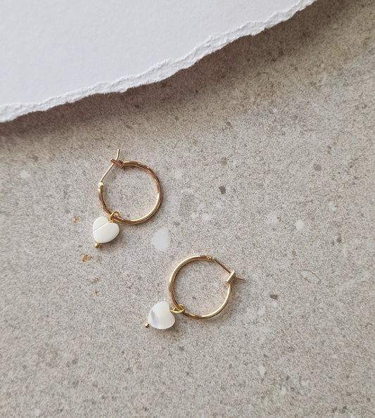 Herz Perlen Ohrringe mit Messing-Loop, 24K Goldbeschichtung und natürlichen Shell Perlen, handgemacht in Düsseldorf