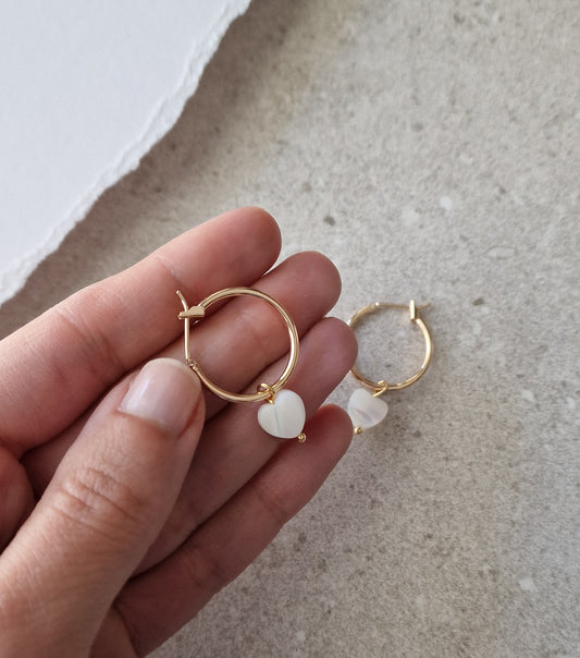 Herz Perlen Ohrringe mit Messing-Loop, 24K Goldbeschichtung und natürlichen Shell Perlen, handgemacht in Düsseldorf