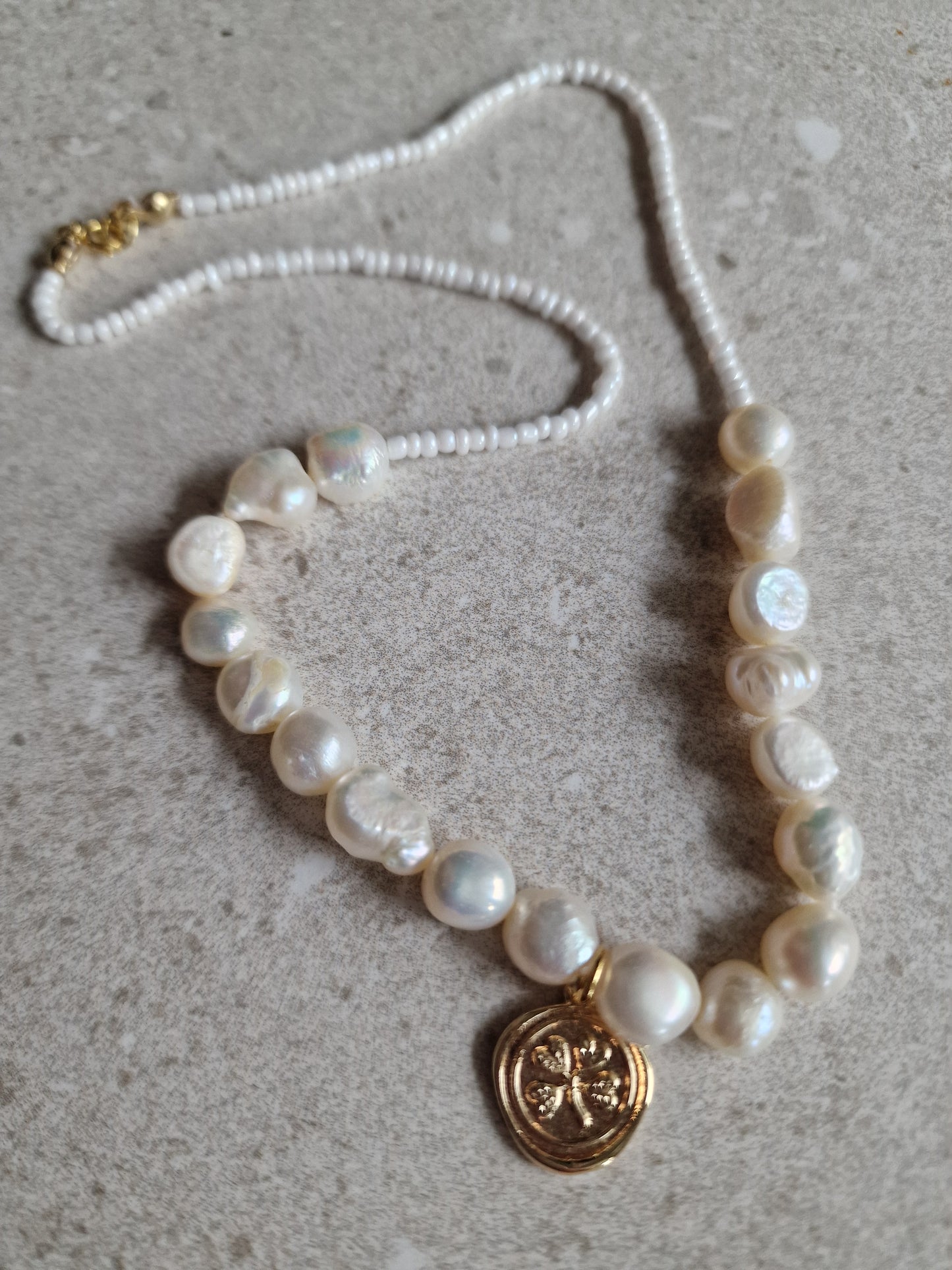 Handgemachte Perlenkette aus Süßwasserperlen – Boho-Stil Schmuck