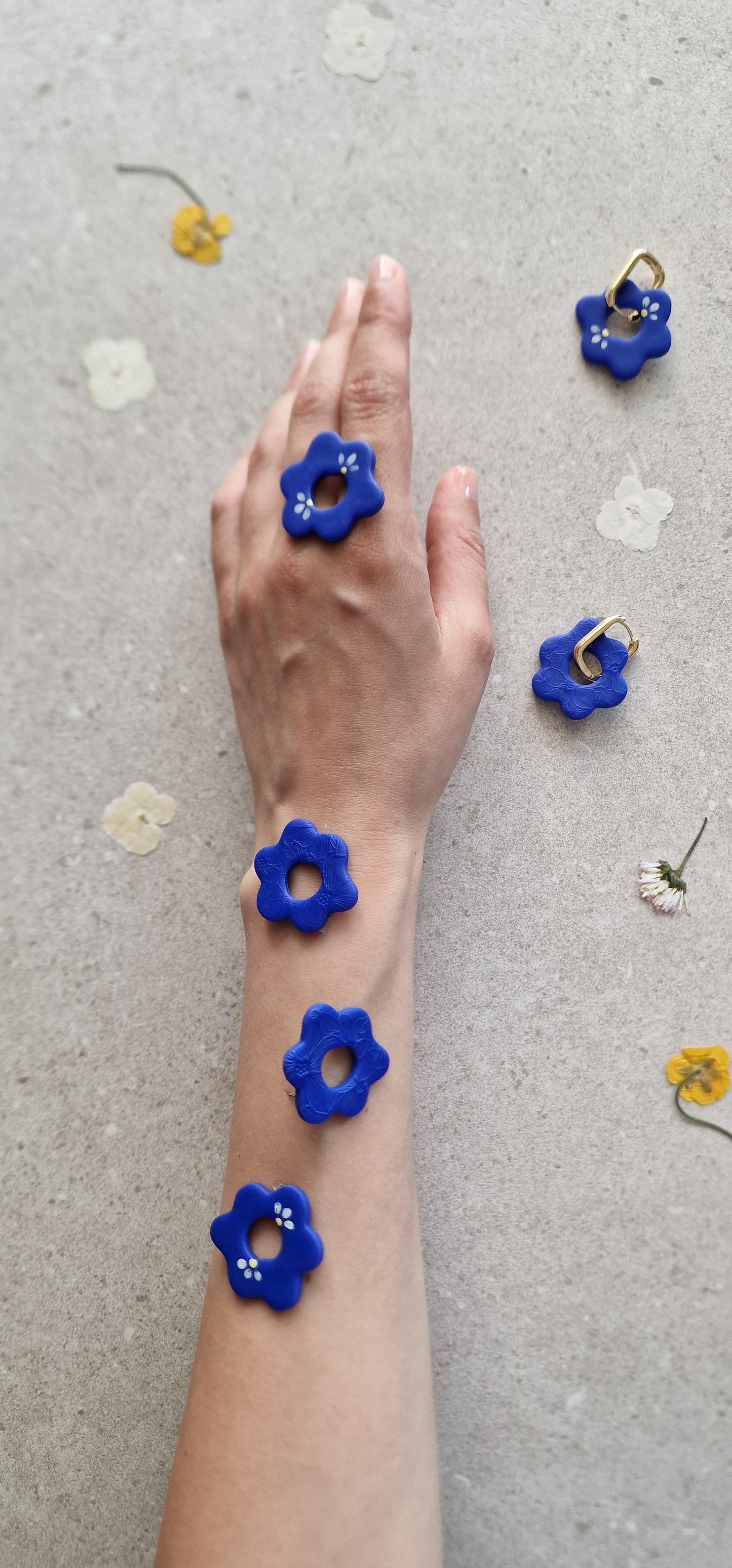Silia Ohrringe in Blau, asymmetrisches Design, getragen als Stecker und an 18K Gold-Creolen, Boho Vintage Schmuck