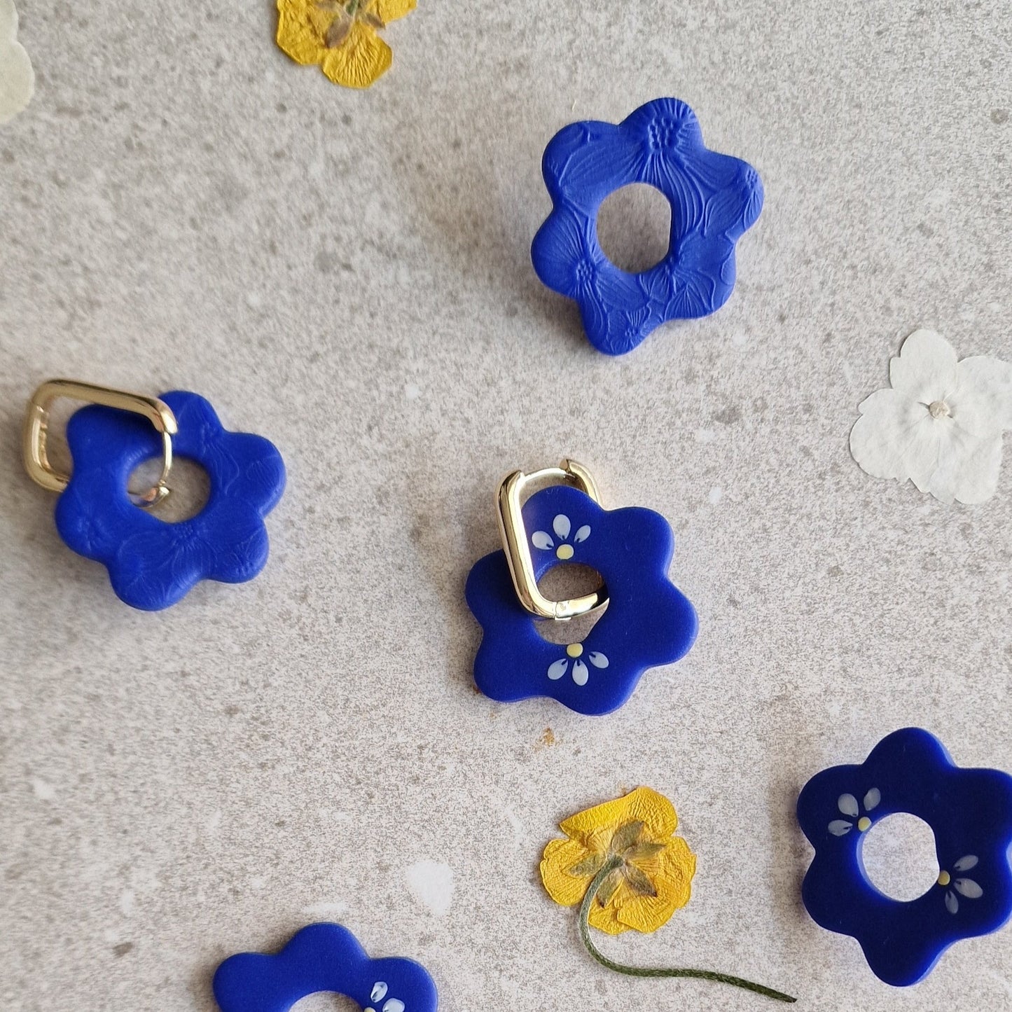 Silia blaue Ohrringe an 18K vergoldeten Creolen, federleichte handgemachte Statement Ohrringe mit floralem Design