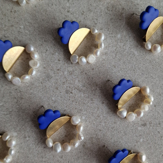 Federleichte Statement Ohrringe Rehamora mit Süßwasserperlen und blauen Polymer Clay Blumen