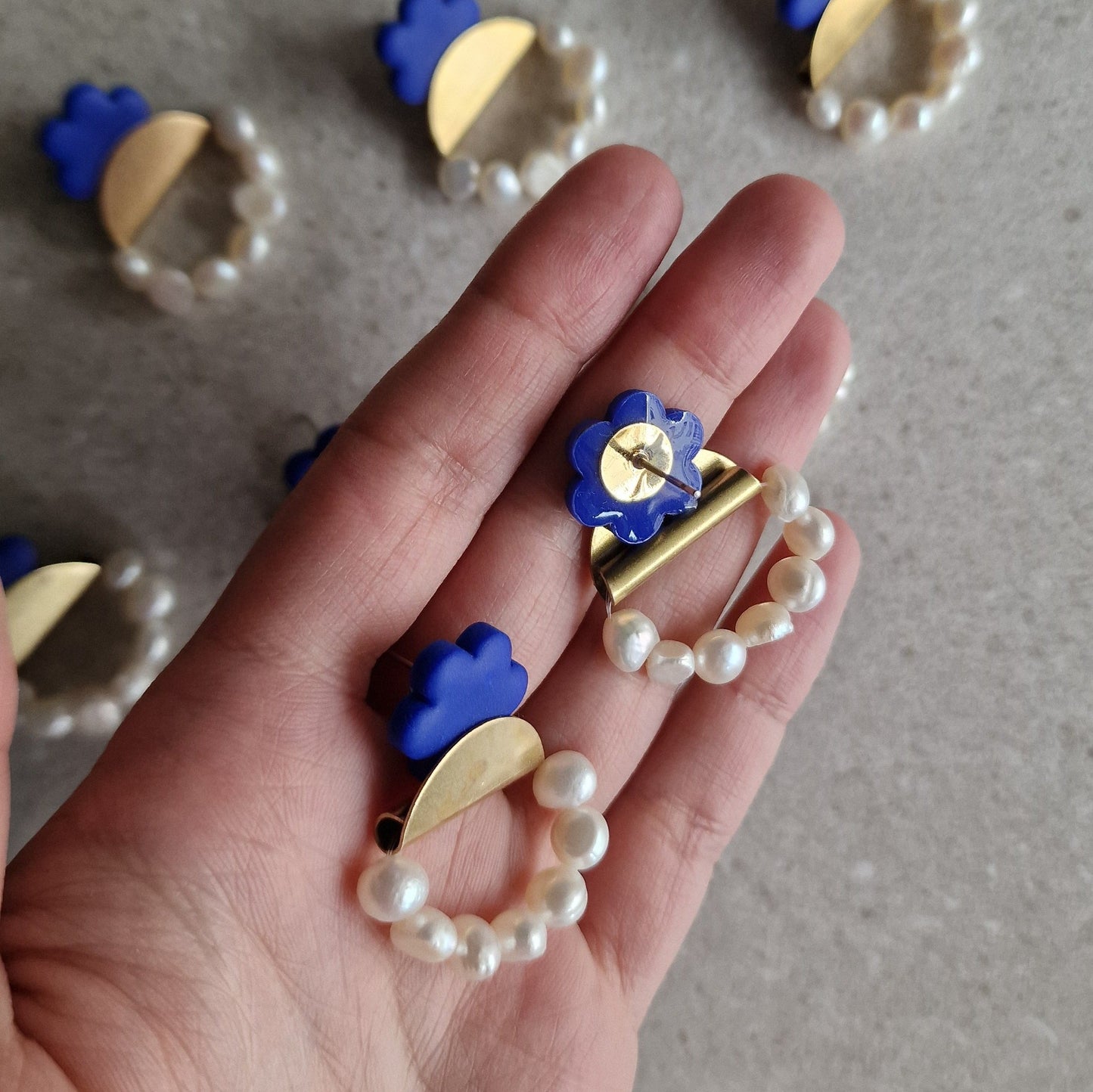 Detailaufnahme der Rehamora Ohrringe mit edlen Messing-Charms und hochwertigen Steckern