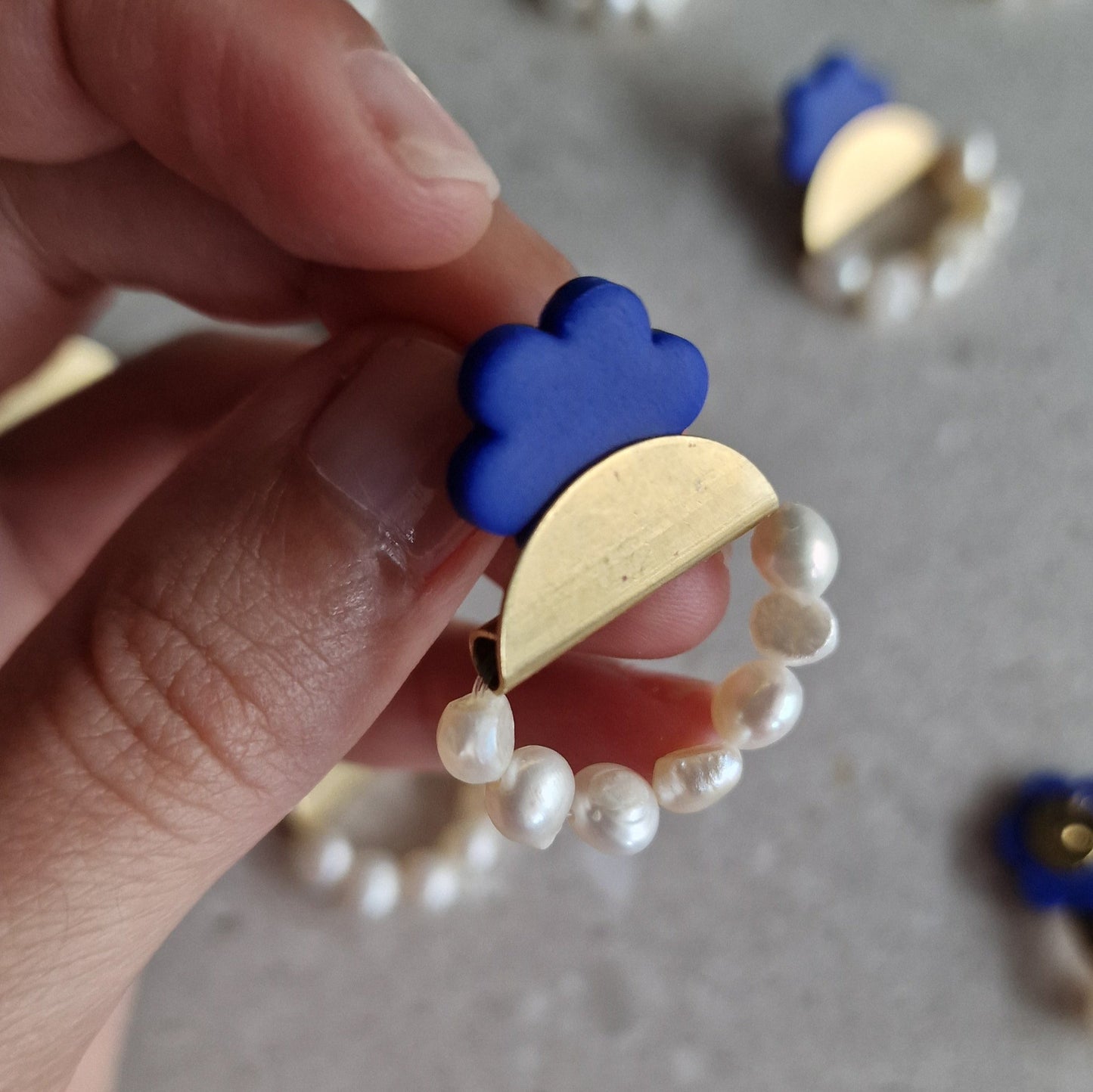 Rehamora Ohrringe mit blauen Polymer Clay Blumen, Süßwasserperlen und Messing-Charms, handgemacht in Düsseldorf
