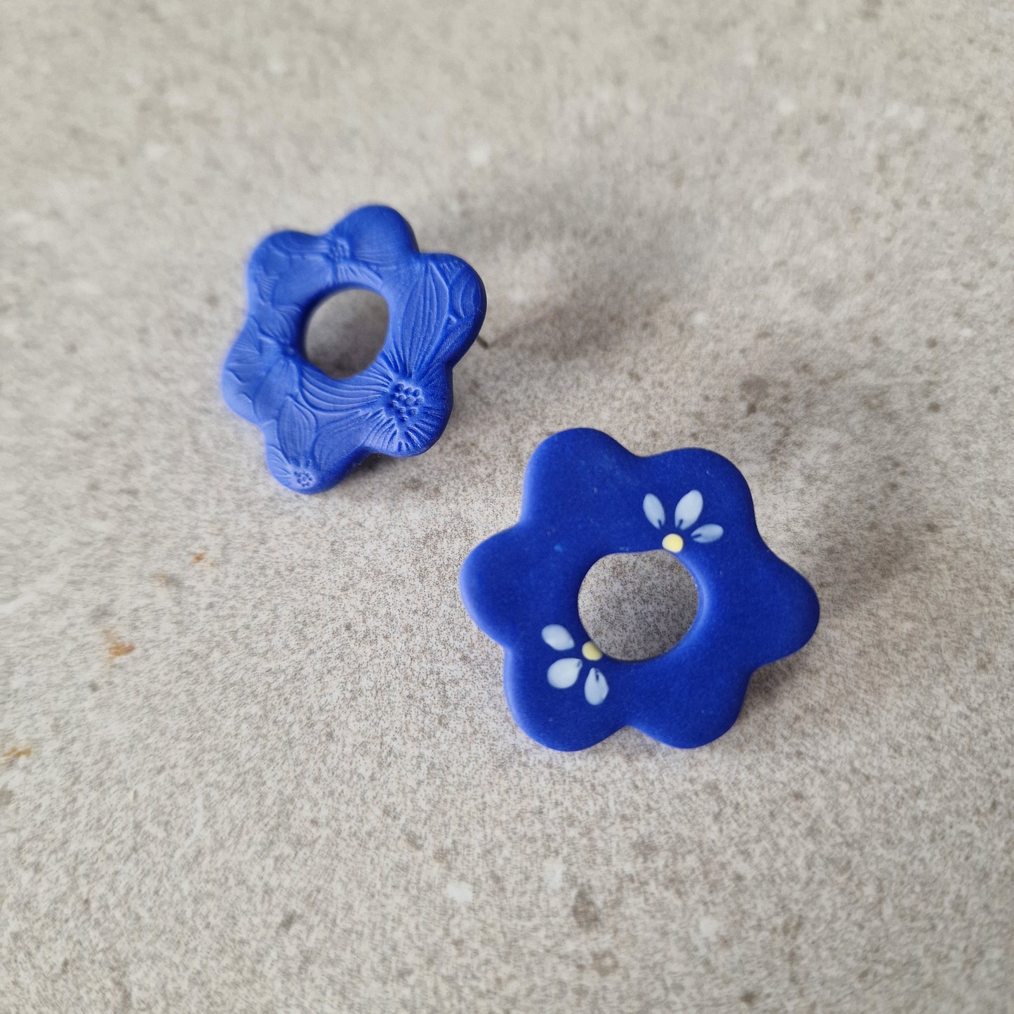 Silia blaue Ohrringe an 18K vergoldeten Creolen, federleichte handgemachte Statement Ohrringe mit floralem Design