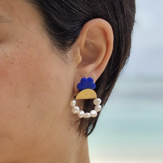 Federleichte Statement Ohrringe Rehamora mit Süßwasserperlen und blauen Polymer Clay Blumen