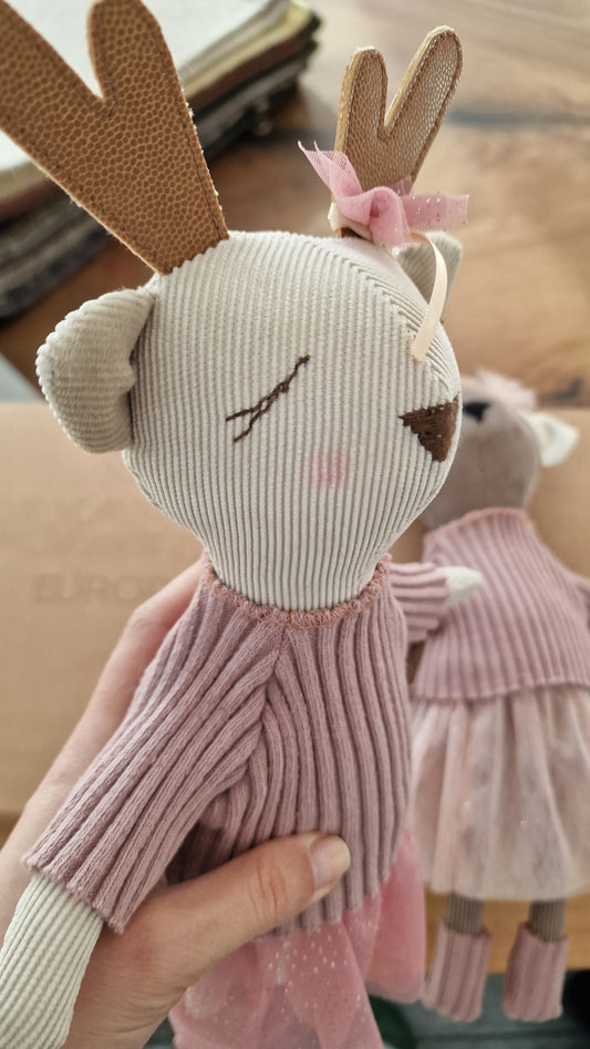 Liebevoll genähte Stoffpuppe Reh mit Schleife – Kinderzimmer Deko