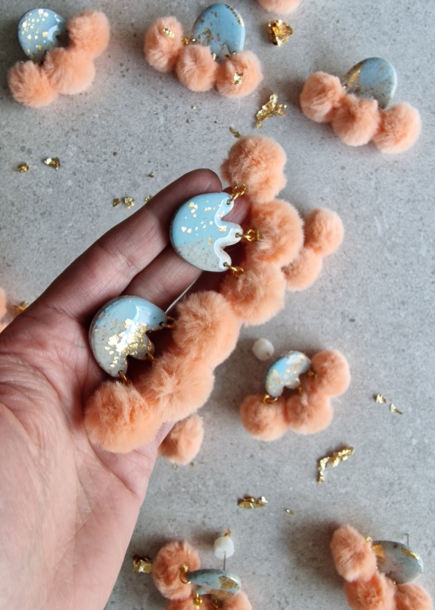 Leichte Ohrringe aus marmoriertem Polymer Clay mit pastellfarbenem Pompon – Modell 2 handmade