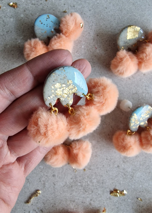 Verspielte Statement-Ohrringe mit pastellfarbenem Pompon und handgemaltem Marmor-Effekt