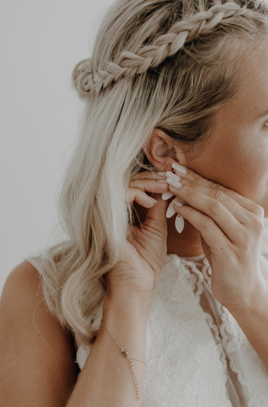 Braut trägt handgemachte Ohrringe Anika aus Polymer Clay – leicht und elegant für den Hochzeitstag