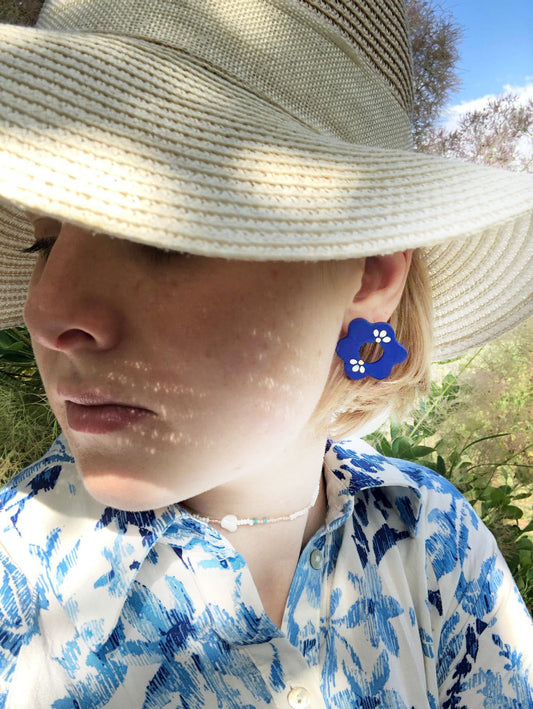 Silia Ohrringe Blau – Asymmetrisch & 18K Gold Creolen