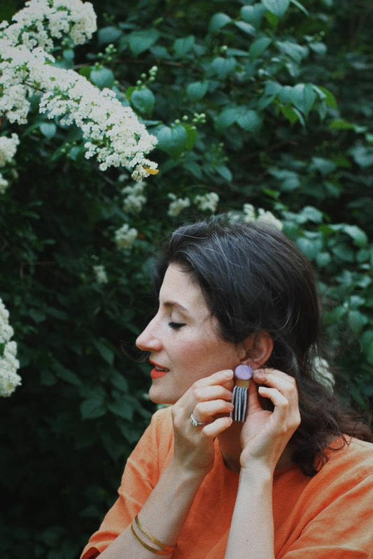 Design-Ohrringe mit strukturierten Formen und weichen Fransen – Schwarz trifft Weiß mit femininer Leichtigkeit