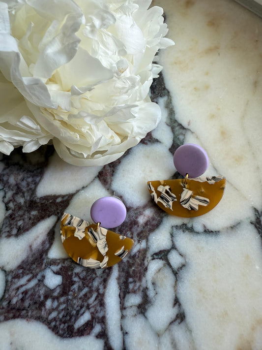 Einzigartige Statement-Ohrringe in Flieder und Erdtönen – inspiriert von Gesteinsformen und Natur.