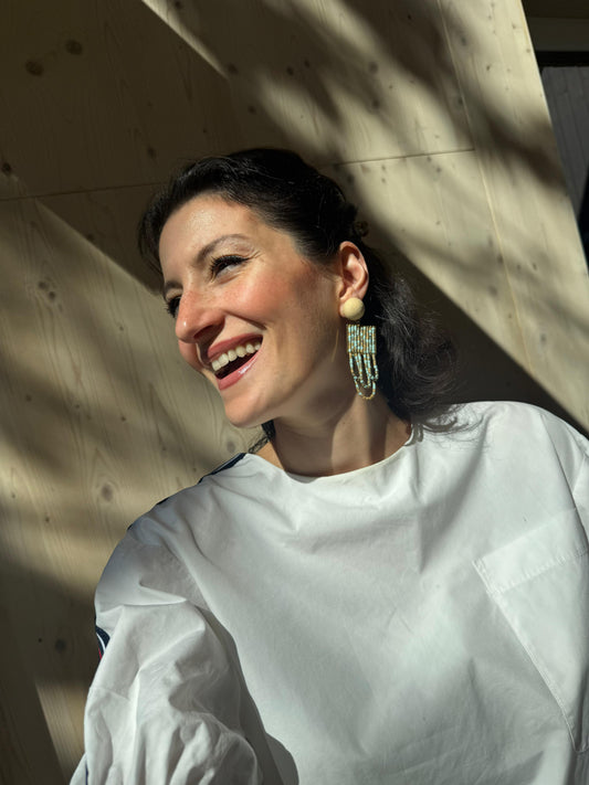 Büşra Ohrringe getragen – handgemachter Boho-Schmuck mit Sommer-Flair
