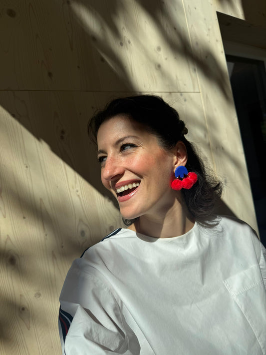 Sommerliche Statement-Ohrringe handmade aus Polymer Clay und Pompons rot und Blau