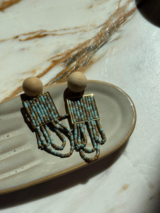 Detailaufnahme der Büşra Ohrringe mit echten afghanischen Perlen und wellenartiger Form.