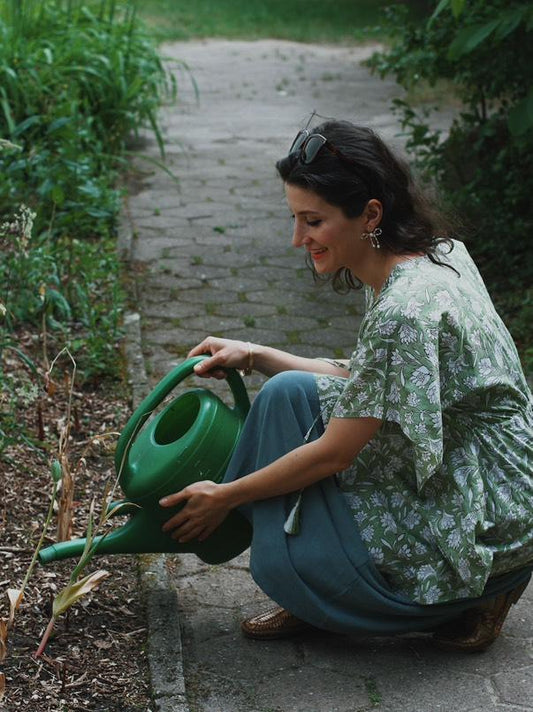 Getragene Statement Ohrringe in Schleifenform – verspielter Boho-Schmuck mit Vintage-Charme.