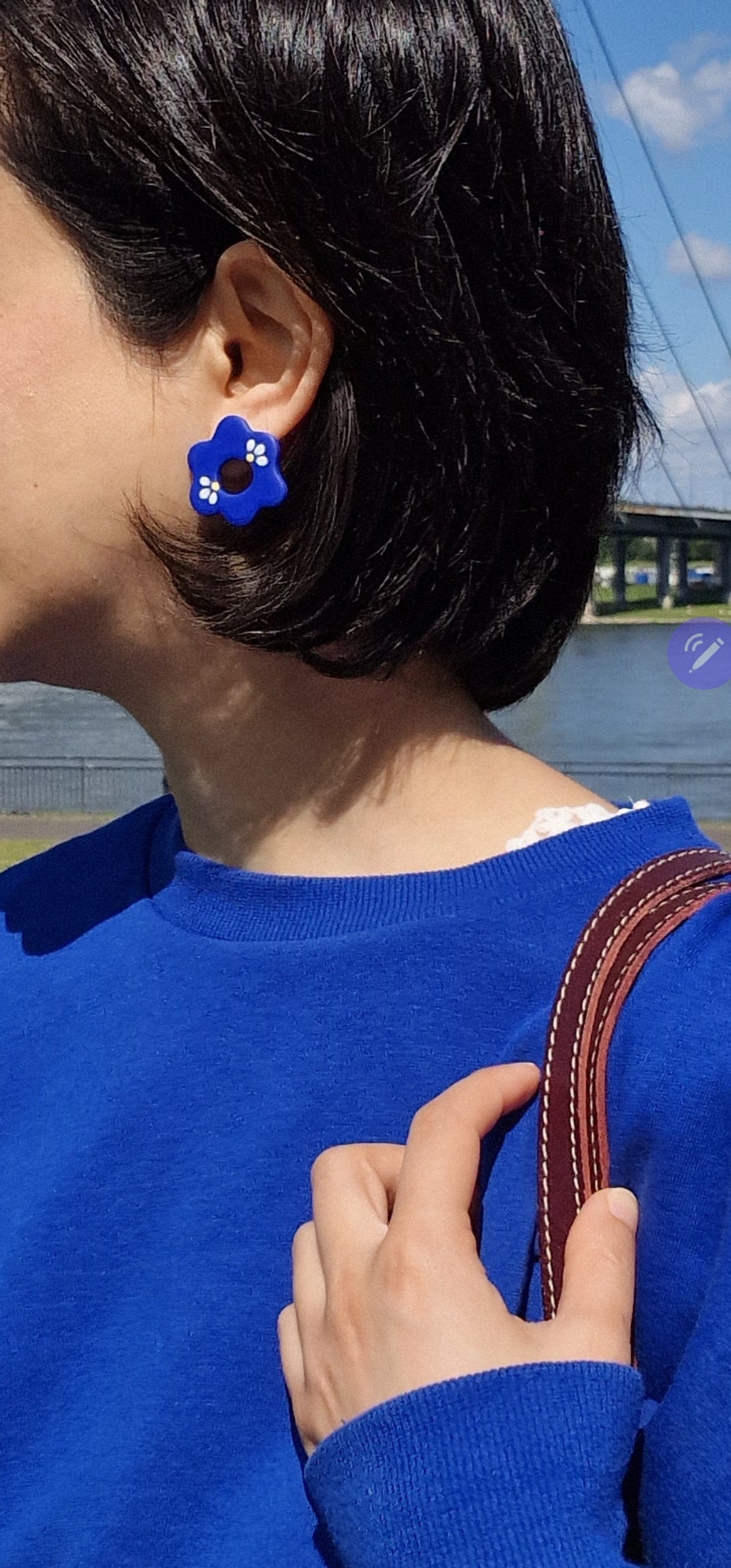 Silia blaue Ohrringe handbemalt und gefräst, asymmetrische Statement Stecker, handgemacht in Düsseldorf