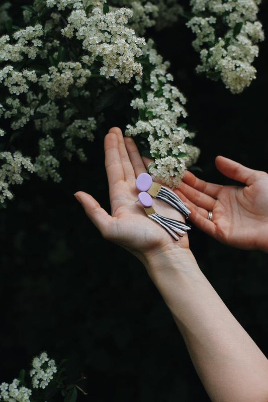 Noir & Neve Ohrringe aus Polymer Clay, Messing und Perlen – stilvolle Farbkombination aus Schwarz, Weiß und Flieder