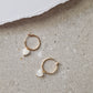 Herz Perlen Ohrringe mit Messing-Loop, 24K Goldbeschichtung und natürlichen Shell Perlen, handgemacht in Düsseldorf