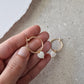 Herz Perlen Ohrringe mit Messing-Loop, 24K Goldbeschichtung und natürlichen Shell Perlen, handgemacht in Düsseldorf