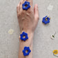 Silia Ohrringe in Blau, asymmetrisches Design, getragen als Stecker und an 18K Gold-Creolen, Boho Vintage Schmuck