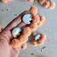 Leichte Ohrringe aus marmoriertem Polymer Clay mit pastellfarbenem Pompon – Modell 2 handmade