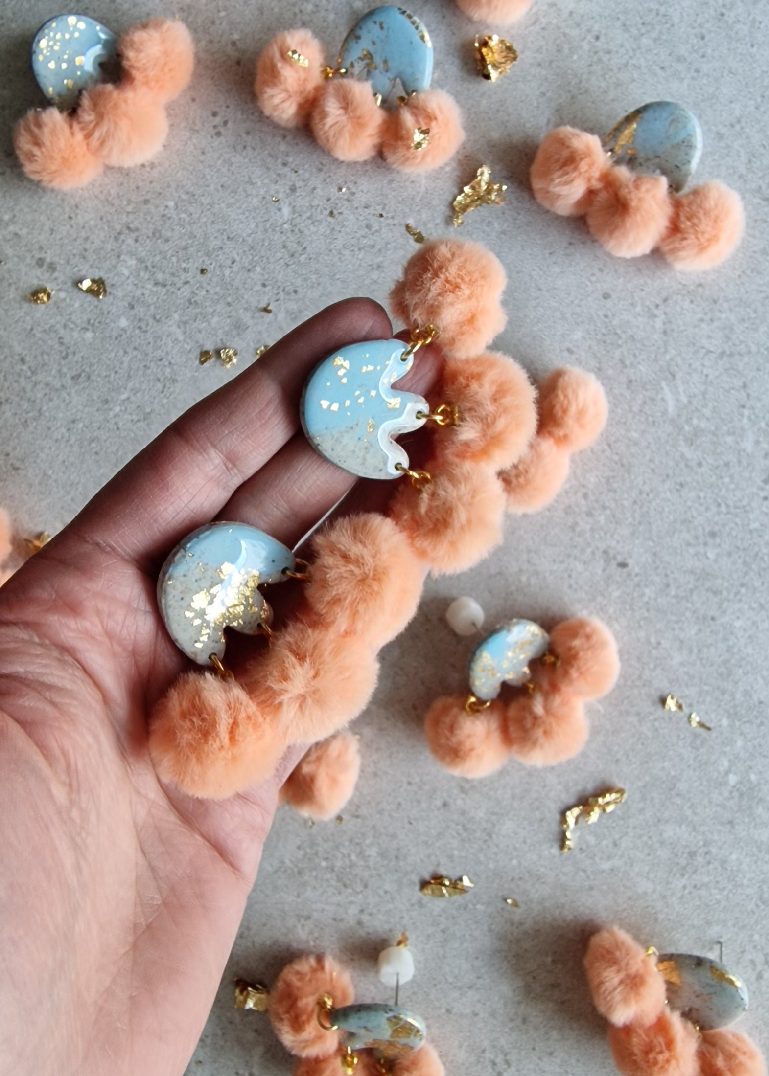Leichte Ohrringe aus marmoriertem Polymer Clay mit pastellfarbenem Pompon – Modell 2 handmade