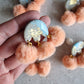 Verspielte Statement-Ohrringe mit pastellfarbenem Pompon und handgemaltem Marmor-Effekt