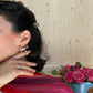 Boho Ear-Stack mit Vintage Schleifenohrringen aus Süßwasserperlen – femininer Statement-Look.