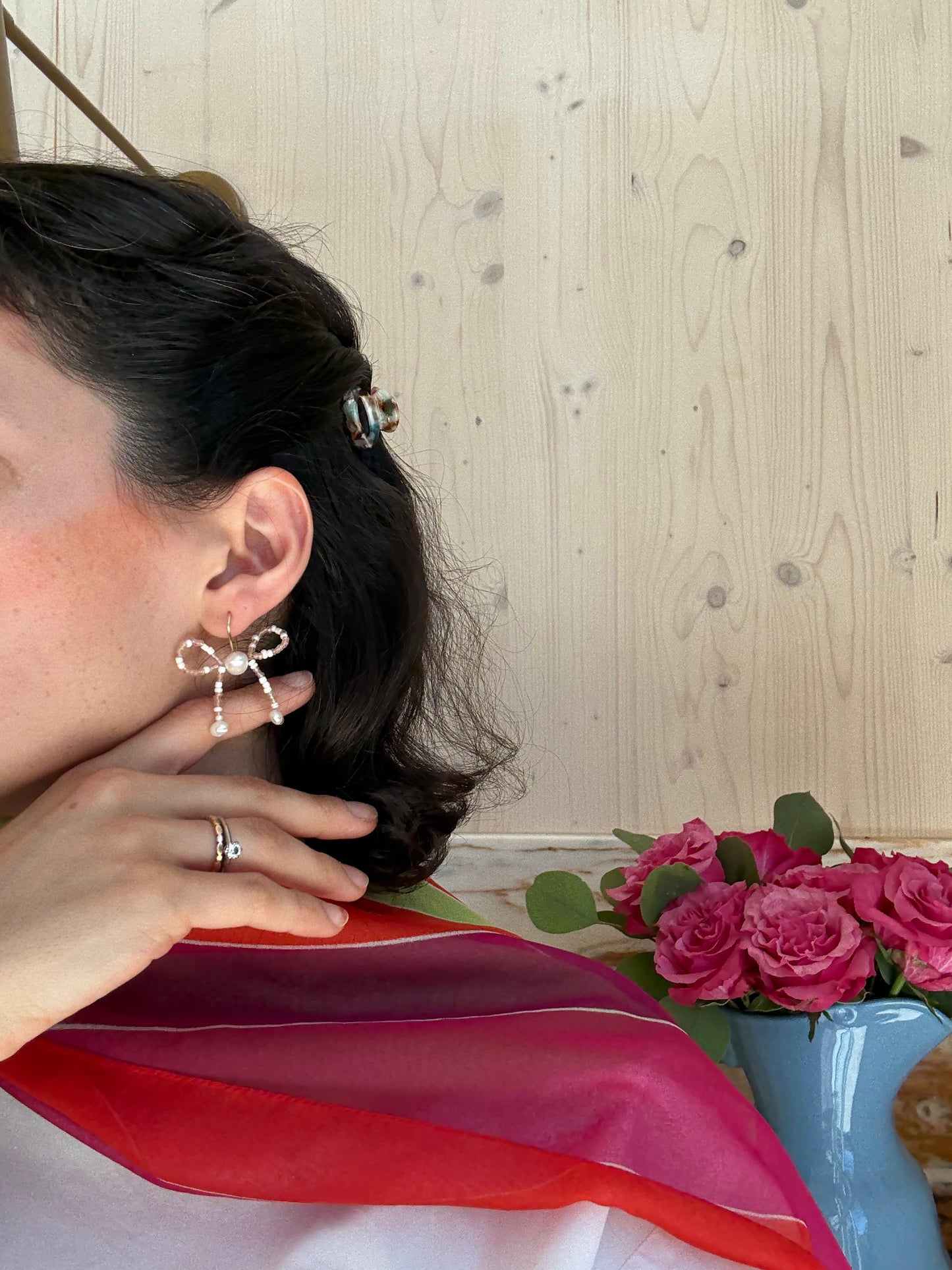 Boho Ear-Stack mit Vintage Schleifenohrringen aus Süßwasserperlen – femininer Statement-Look.
