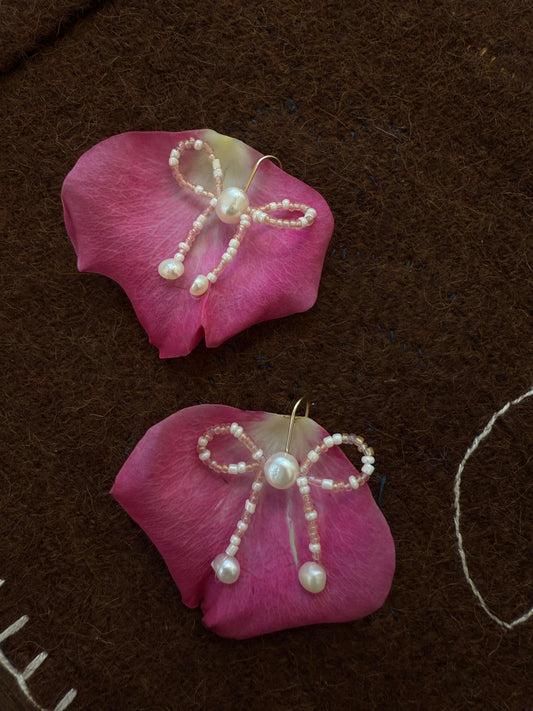 Vintage Schleifenohrringe aus Süßwasserperlen – handgemachter Statement Schmuck im Boho-Stil.