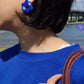 Silia blaue Ohrringe handbemalt und gefräst, asymmetrische Statement Stecker, handgemacht in Düsseldorf