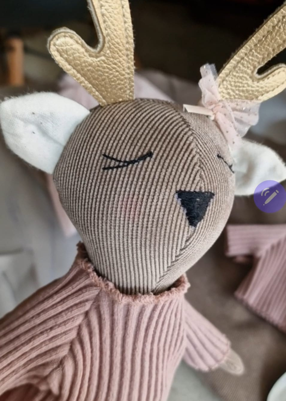 Detailaufnahme der handgemachten Reh-Stoffpuppe – Gesicht und Ohren