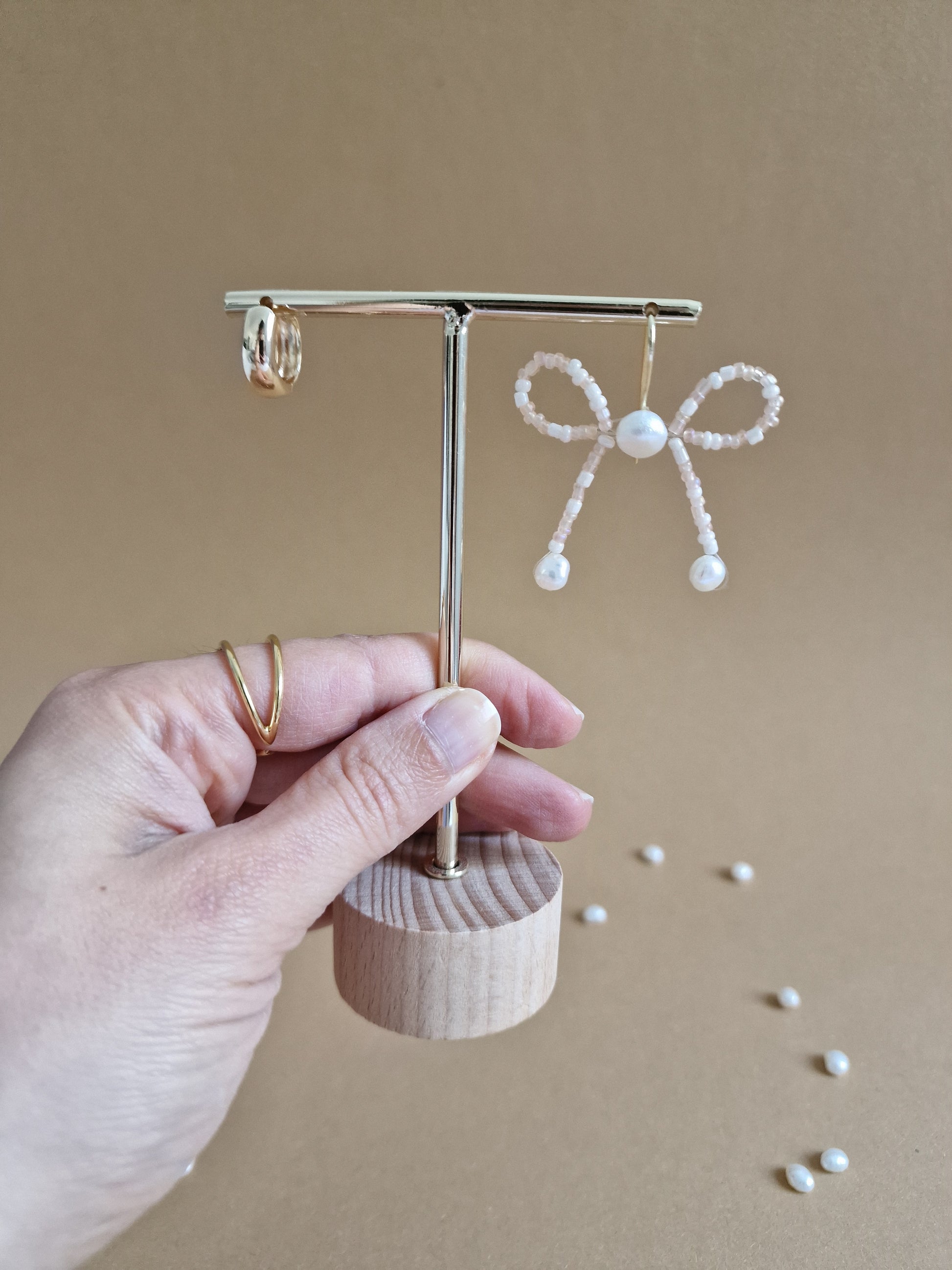 Alltagsstyling mit süßen Schleifenohrringen aus Perlen – handgefertigter Vintage Schmuck.